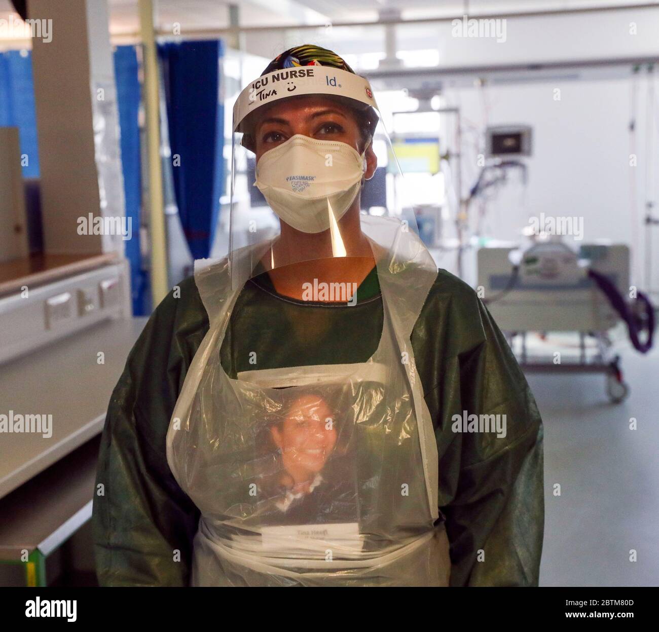 Nurse Tina ha il suo nome sulla visiera e una foto di se stessa sul grembiule in un reparto di terapia intensiva dove sta trattando le vittime del coronavirus nel Frimley Park Hospital di Surrey. Data immagine: 22/5/2020. Foto Stock