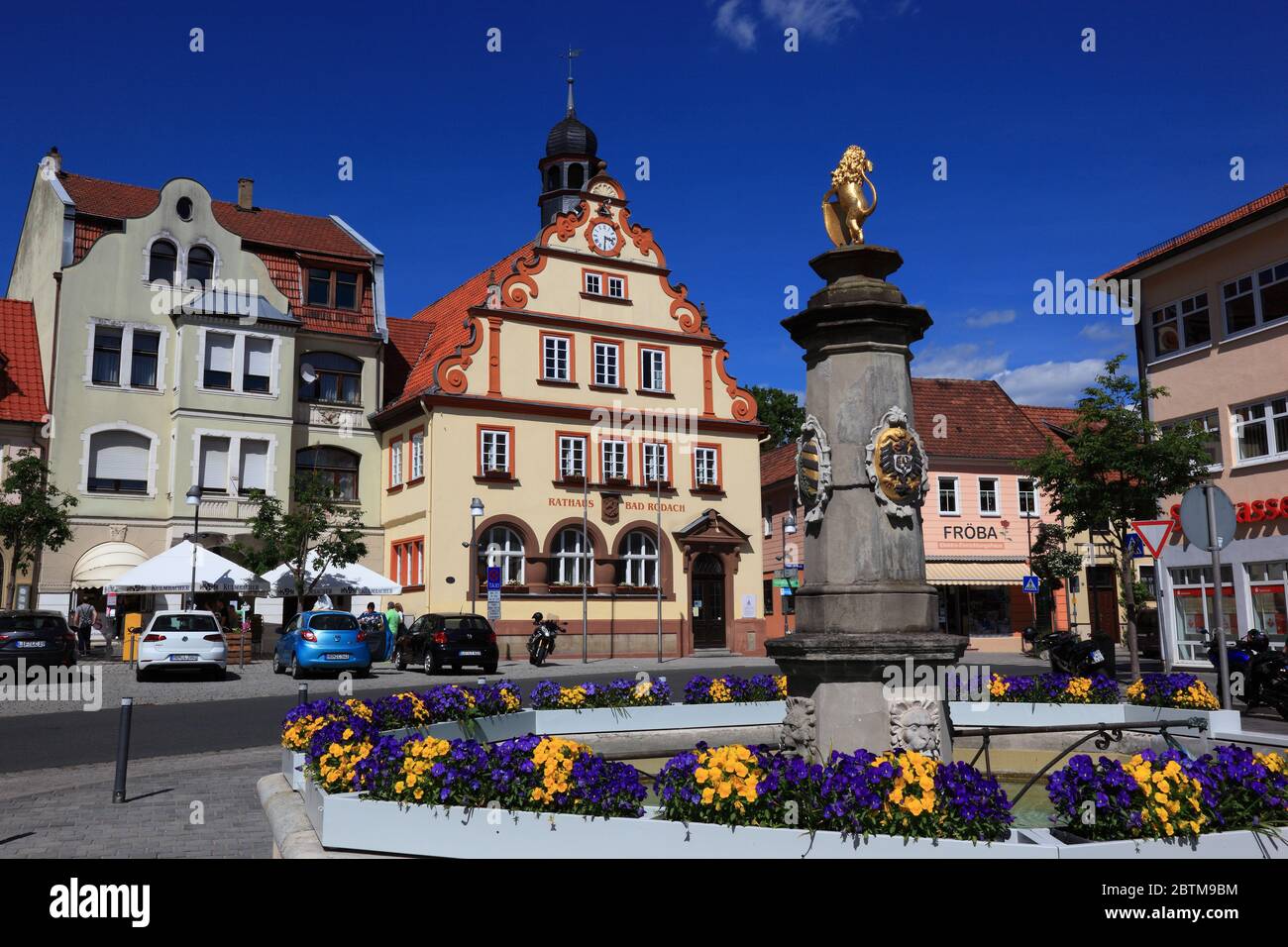 Città di Bad Rodach, alta Frankonia, Baviera, Germania / , Rathaus und Marktbrunnen, Bad Rodach, Landkreis Coburg, Oberfranken, Bayern, Germania Foto Stock