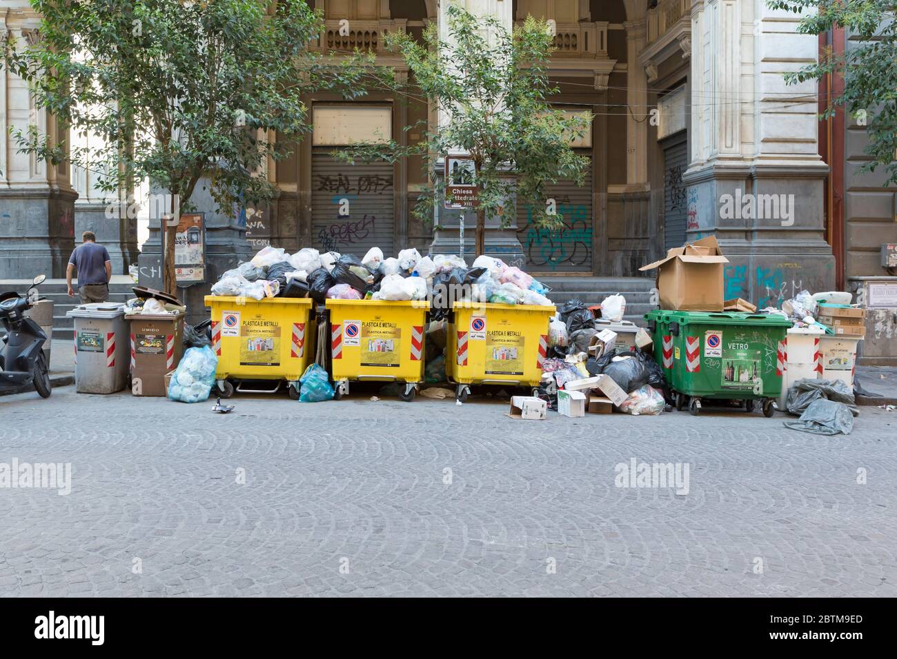 Rifiuti accumulati in alto sulle strade del centro di Napoli, Italia Foto Stock