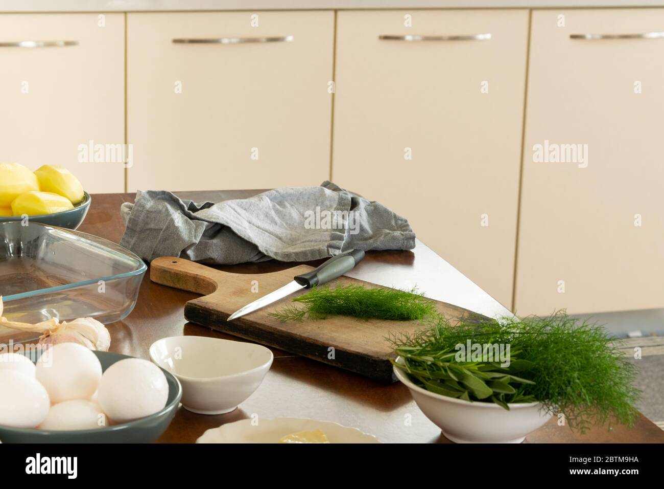 Cucina casalinga, preparazione di cibo con ingredienti sani Foto Stock