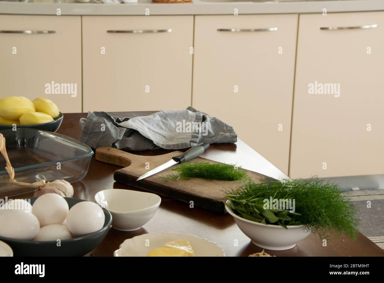 Cucina casalinga, preparazione di cibo con ingredienti sani Foto Stock