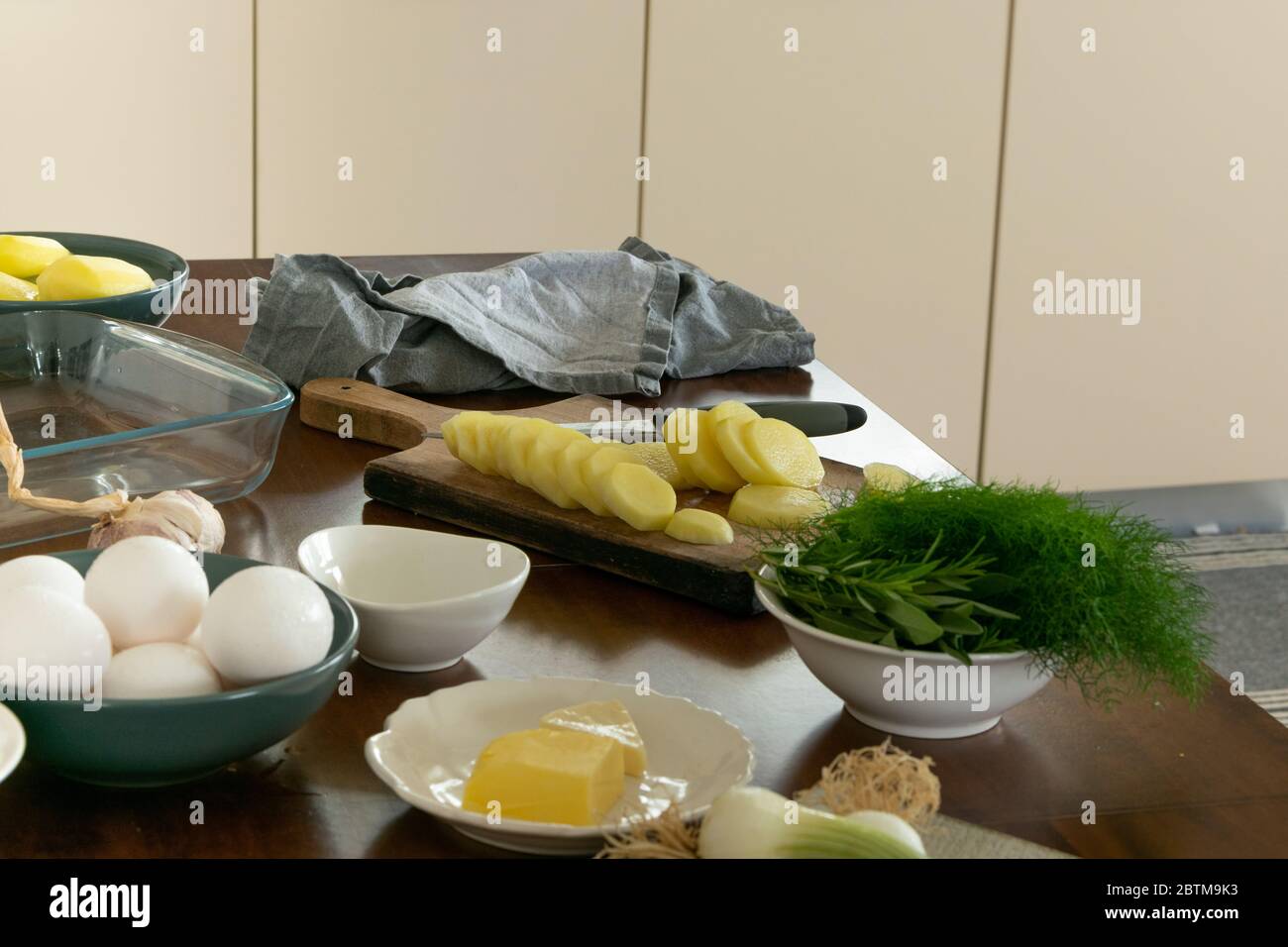 Cucina casalinga, preparazione di cibo con ingredienti sani Foto Stock