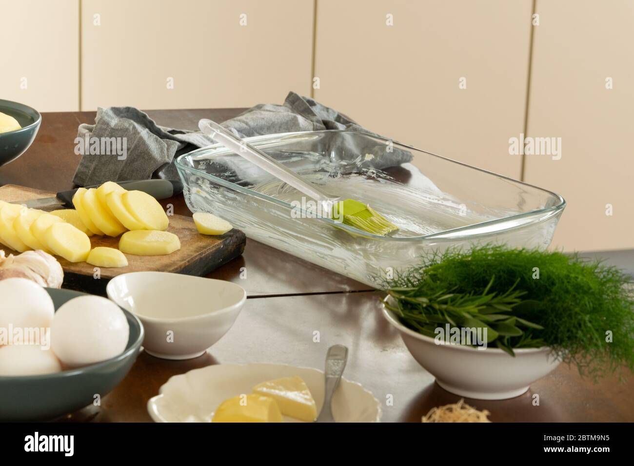 Cucina casalinga, preparazione di cibo con ingredienti sani Foto Stock