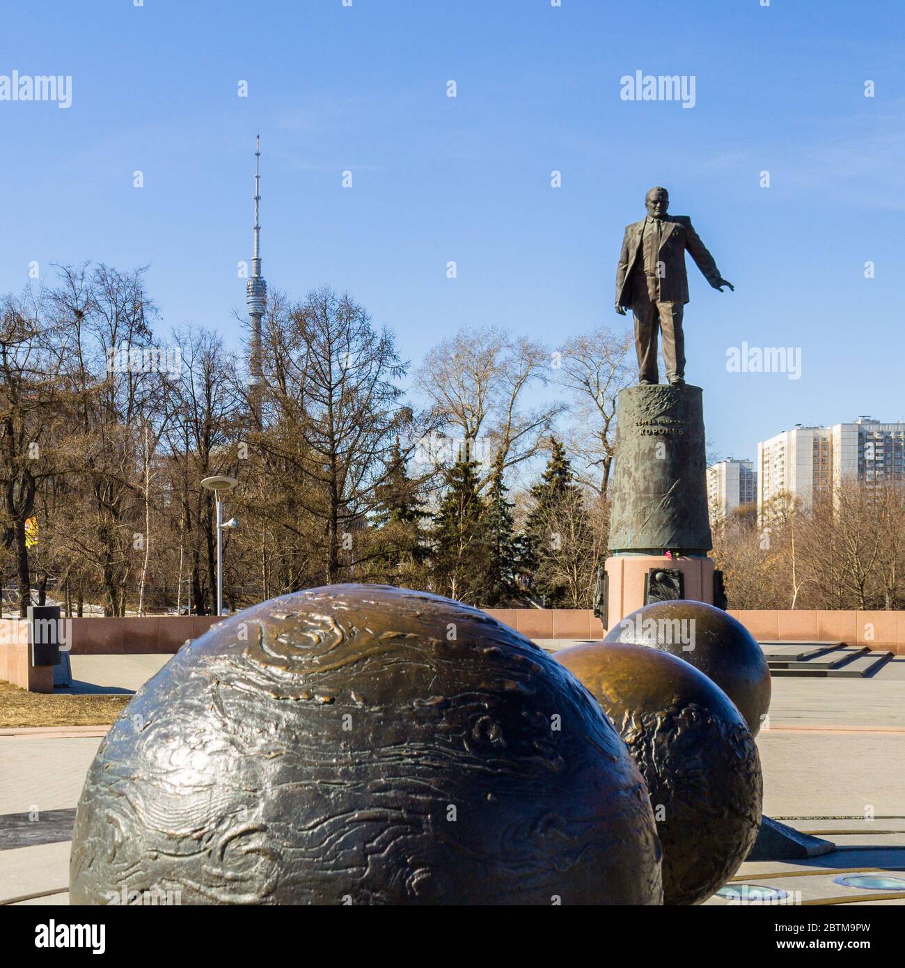 Sergei Korolev scultura con monumento vicino al Rocket Memorial ai Conquistatori dello spazio a Mosca, Russia. Foto Stock