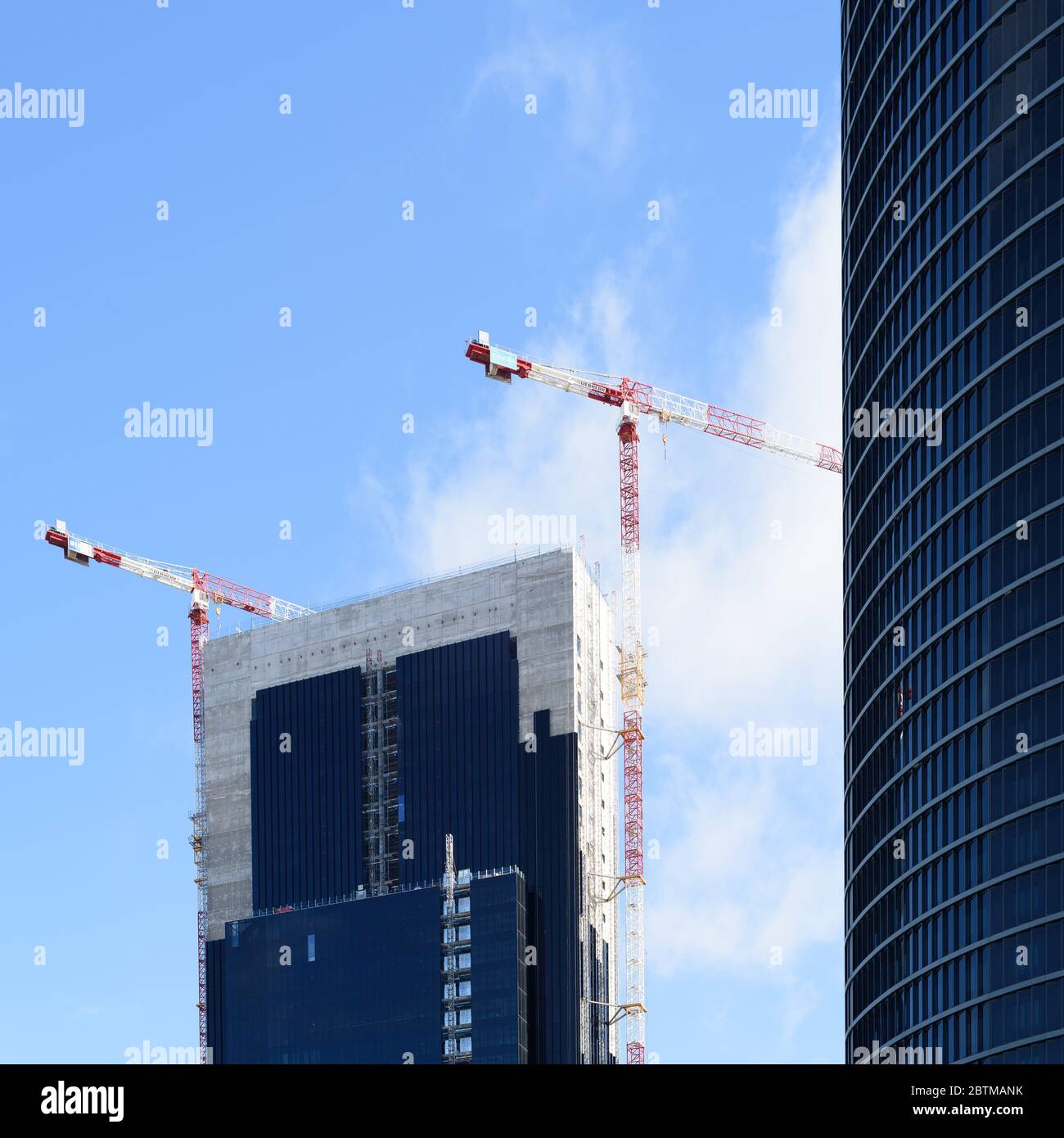 Vista a basso angolo dell'edificio degli uffici in costruzione nella città di Madrid contro il cielo blu. Quartiere finanziario di Cuatro Torres. Madrid, Spagna - Maggio 10, Foto Stock