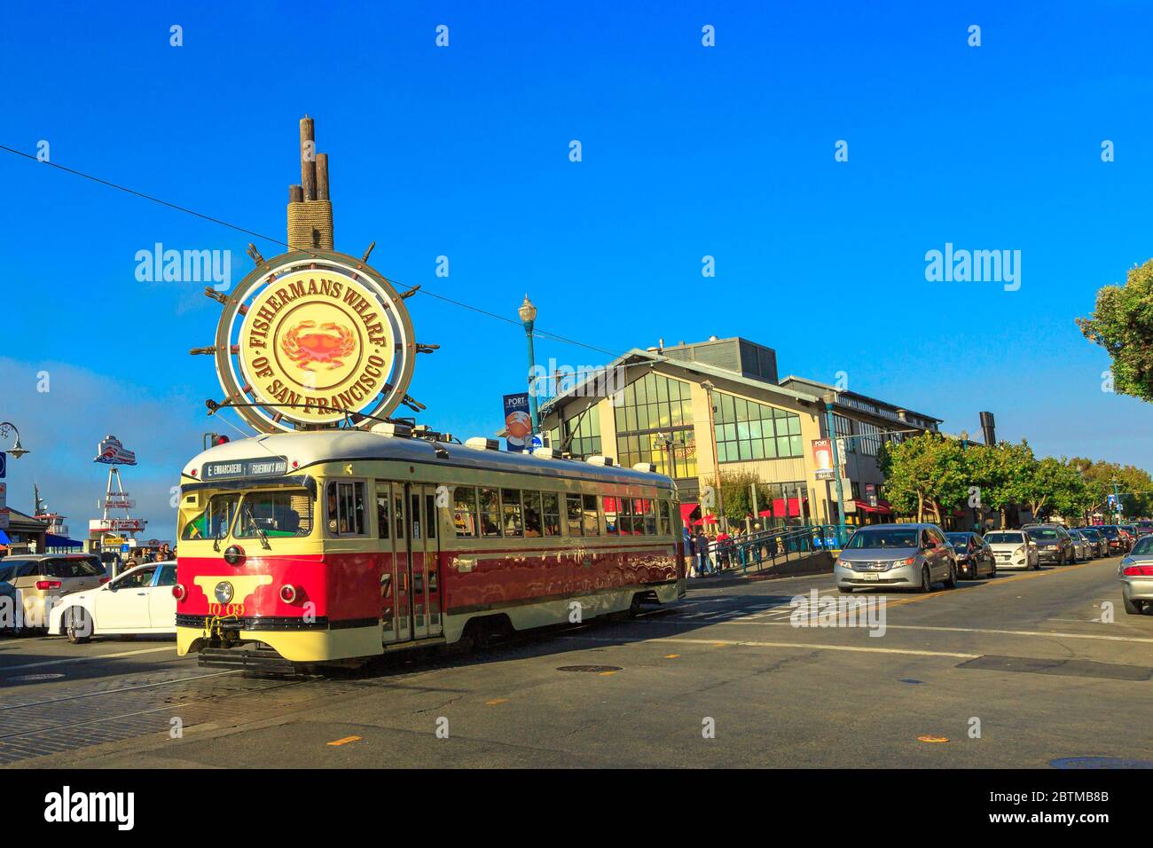 San Francisco, California, Stati Uniti - 14 agosto 2016: Funivia d'epoca da Embarcadero a Fisherman's Wharf di San Francisco su Jefferson Road Foto Stock