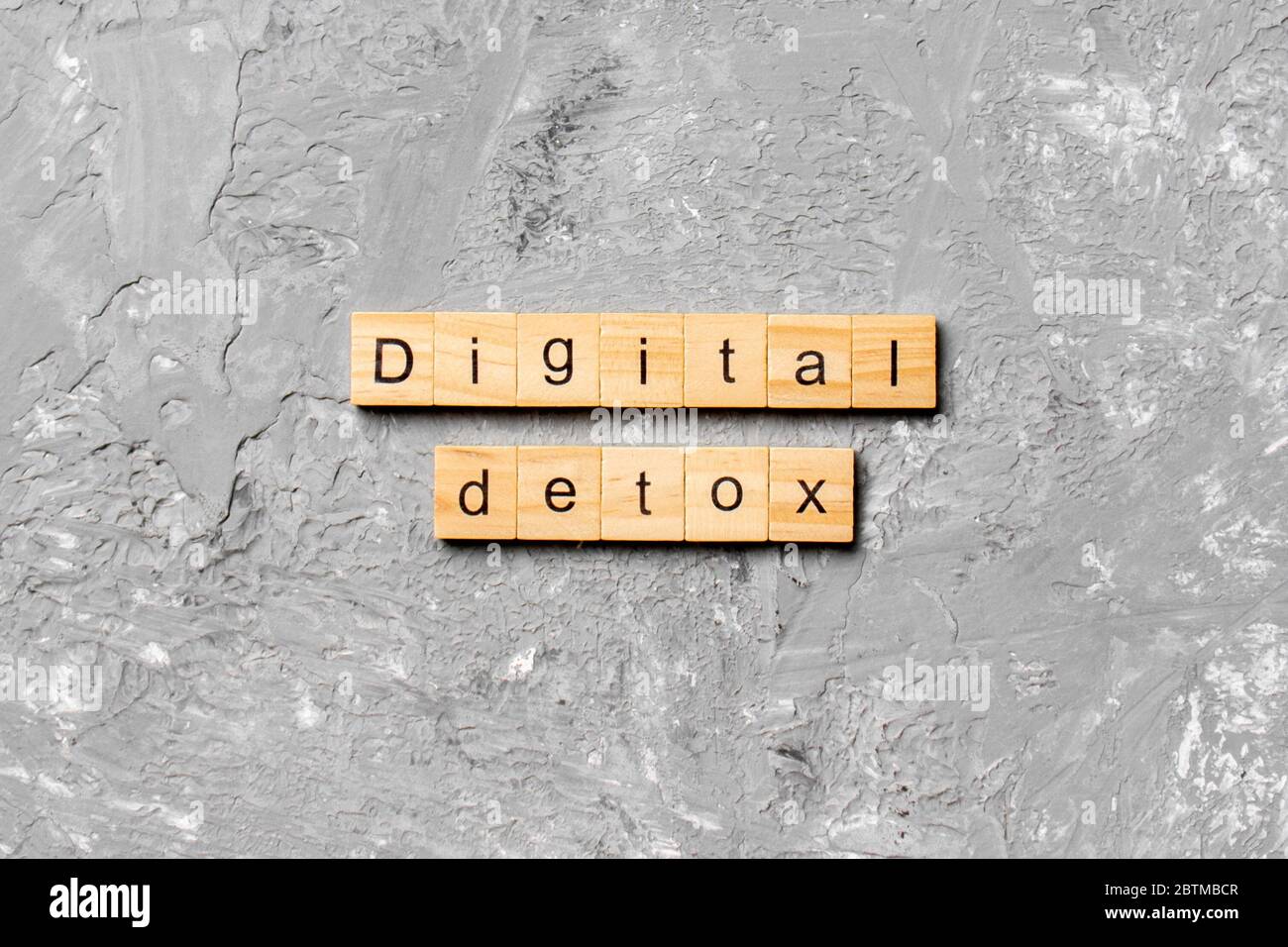 Digital Detox parola scritta sul blocco di legno. Digital Detox testo sul tavolo, concetto. Foto Stock