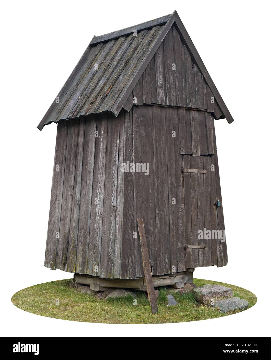 Fienile in legno ababbandonato annata rurale chiuso a chiave per stoccaggio di legna e attrezzi agricoli. Isolato su bianco s. Foto Stock