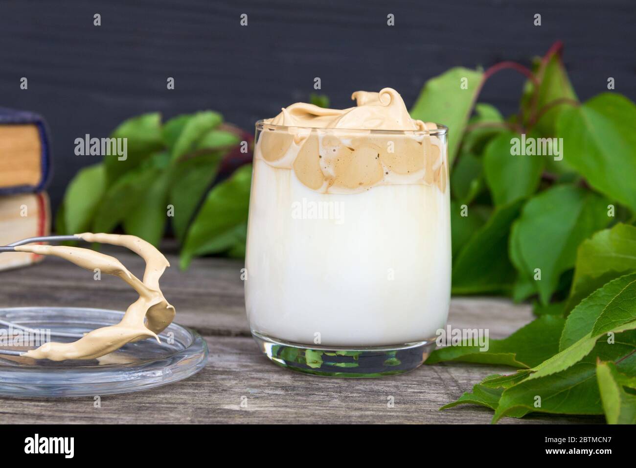 Caffè Dalgona su rustico sfondo di legno. Foto Stock