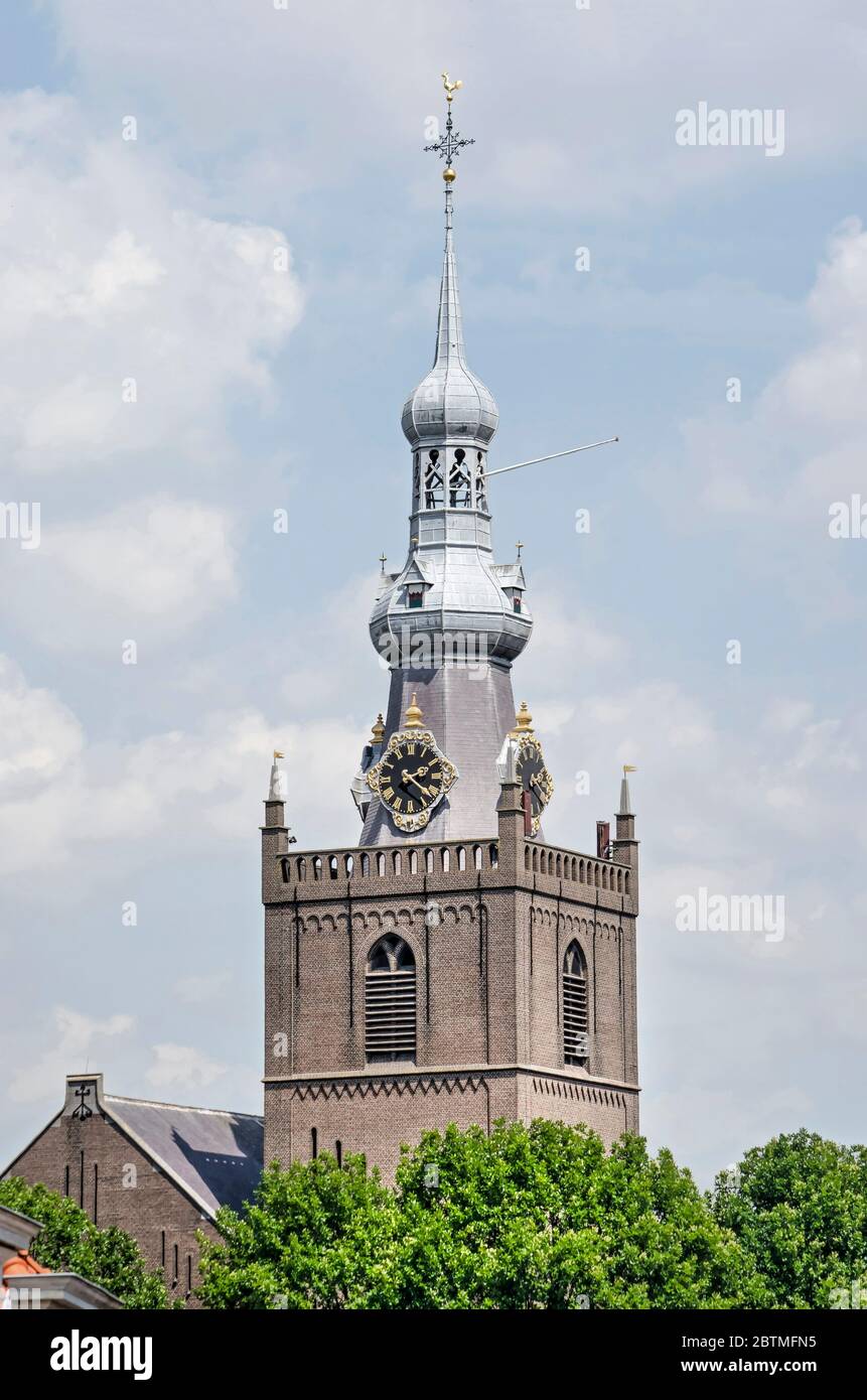 Rotterdam, Paesi Bassi, 26 maggio 2020: La torre della chiesa neogotica protestante del quartiere e l'ex villaggio di Overschie Foto Stock