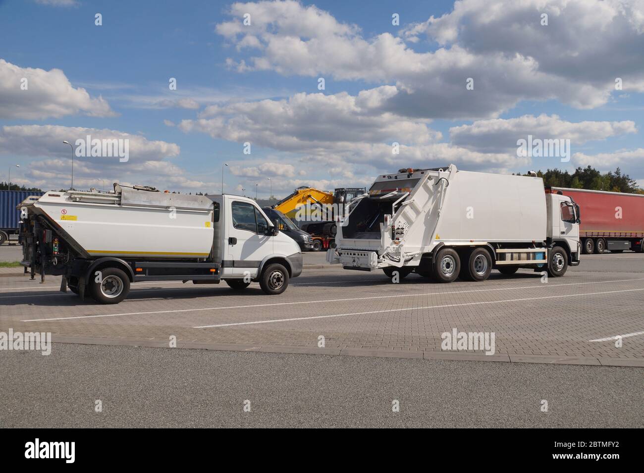 Veicoli per rifiuti in primo piano. Arresto del carrello. Una fila di carrelli durante una sosta, si rompe la corsa. Foto Stock