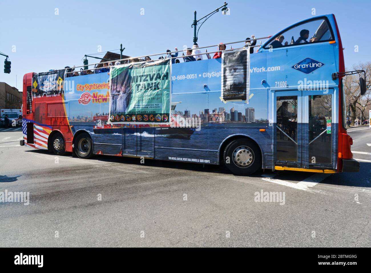 Un carro armato Mitzvah si sfilerà oltre la sede di Lubavitch a Brooklyn per celebrare il compleanno del Lubavitcher Rebbe Menachem Mendel Schneerson. Foto Stock