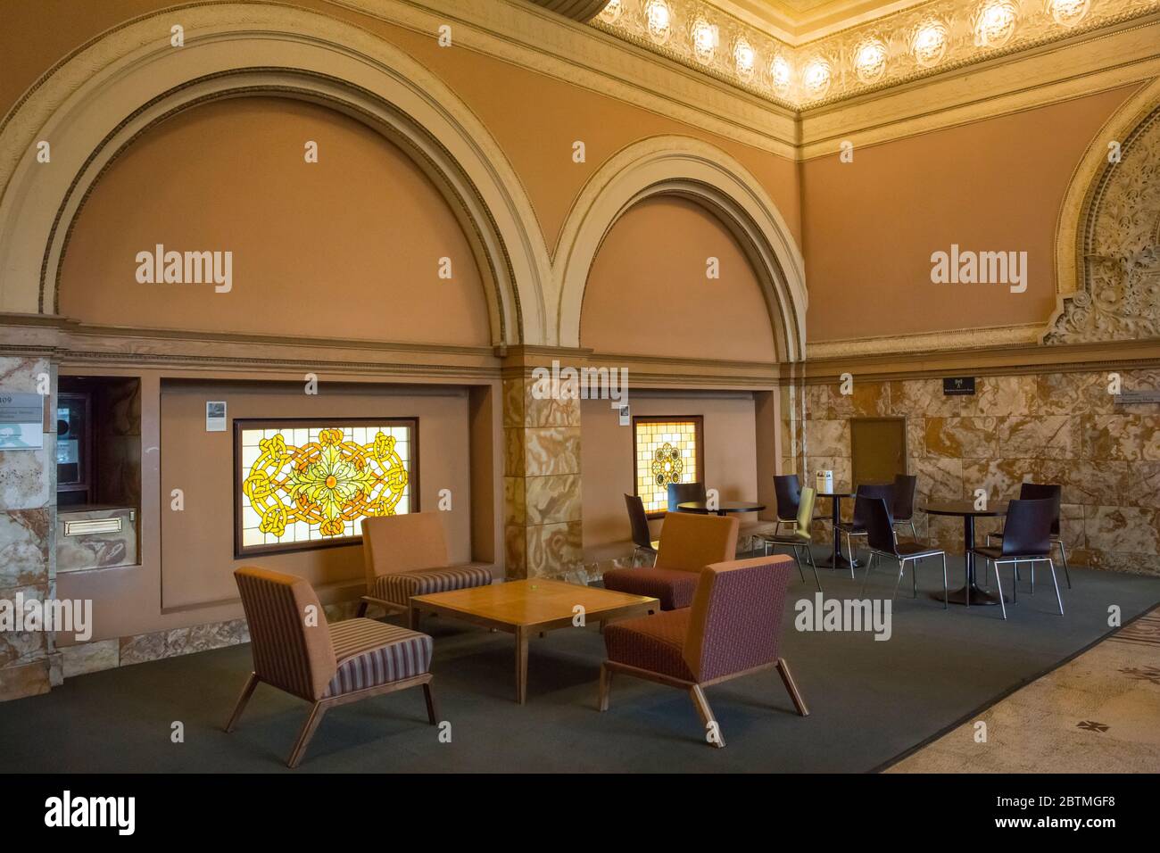 Immagine orizzontale della sala dell'Auditorium Building con i suoi mobili e la decorazione in vetro colorato, Chicago, Illinois, USA Foto Stock