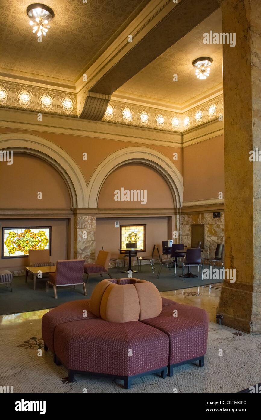 Vista verticale dell'Auditorium Building Hall con i suoi arredi retrò e le decorazioni in vetro colorato, Chicago, Illinois, USA Foto Stock