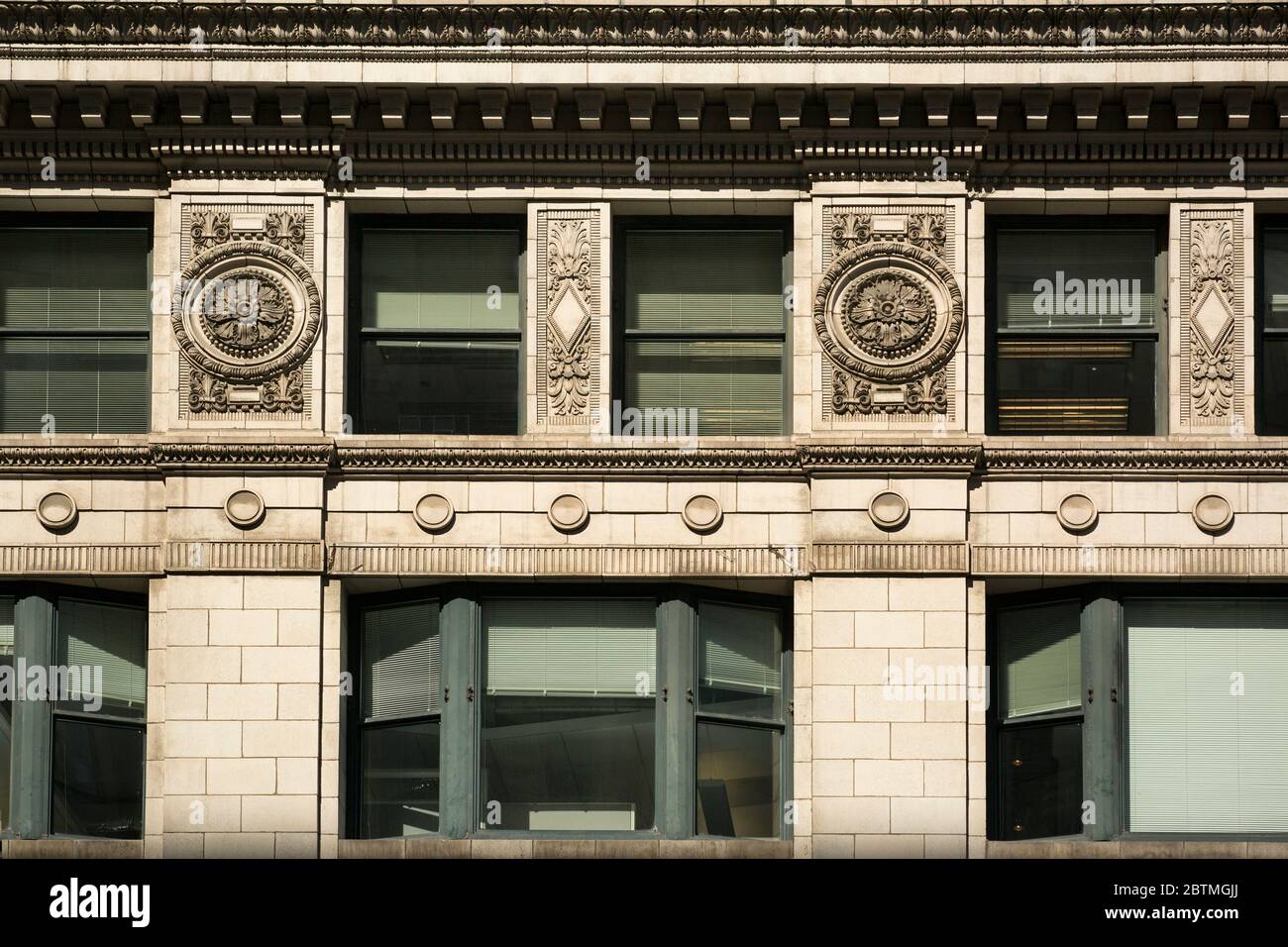 Immagine orizzontale di un particolare del Jewelers Building (Gotham City Courthouse) façade, 35 E. Upper Wacker St, Chicago, Illinois, USA Foto Stock