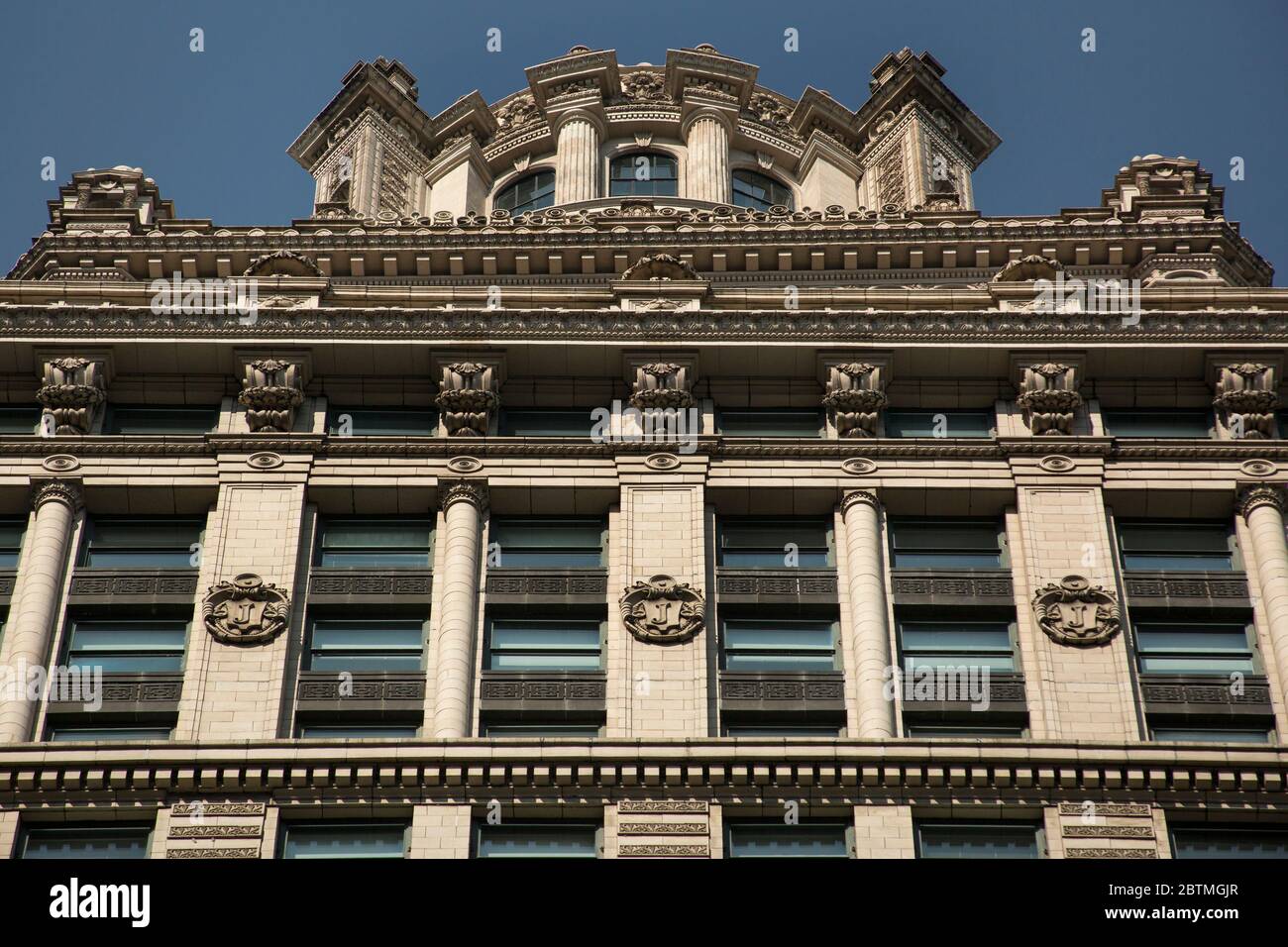 Inquadratura orizzontale a basso angolo del centro del Jewelers Building (Gotham City Courthouse) e façade, 35 E. Upper Wacker St, Chicago, Illinois Foto Stock