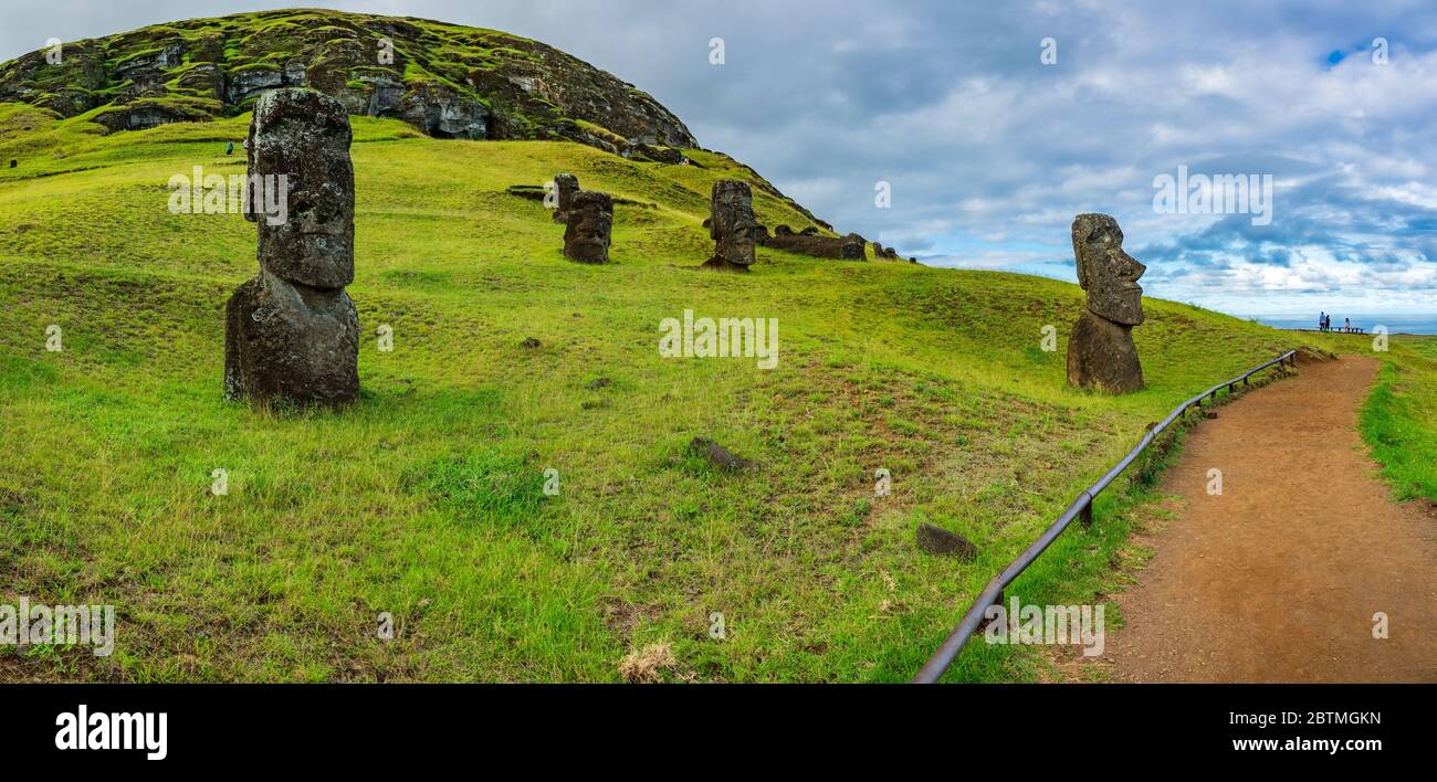 Pista e moais nella cava di Rano Raraku Foto Stock