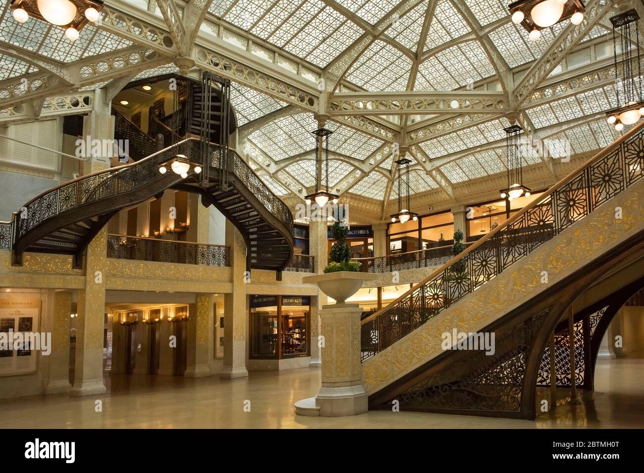 Foto orizzontale della splendida hall del Rookery Building, ristrutturata da Frank Lloyd Wright nel 1905, Chicago, Illinois, USA Foto Stock