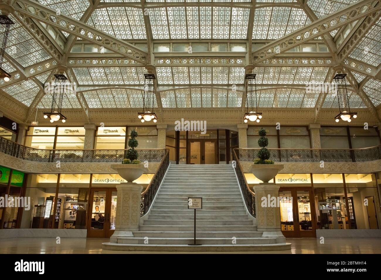 Immagine frontale orizzontale della bella scala della lobby del Rookery Building, ristrutturata da Frank Lloyd Wright nel 1905, Chicago, Illinois, USA Foto Stock