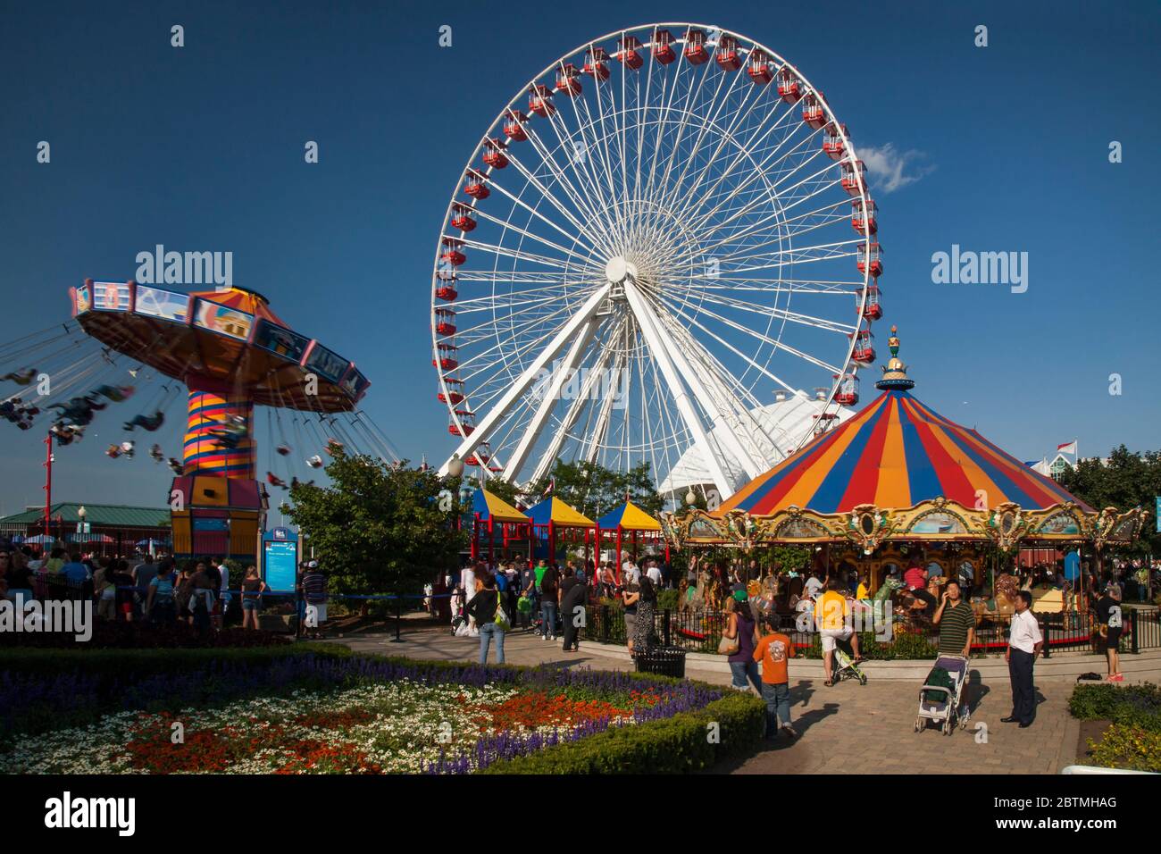 Il colorato parco divertimenti Navy Pier, con la ruota panoramica e la giostra retrò, in una bella giornata estiva, prima dell'ultimo rimodellamento, Chicago Foto Stock