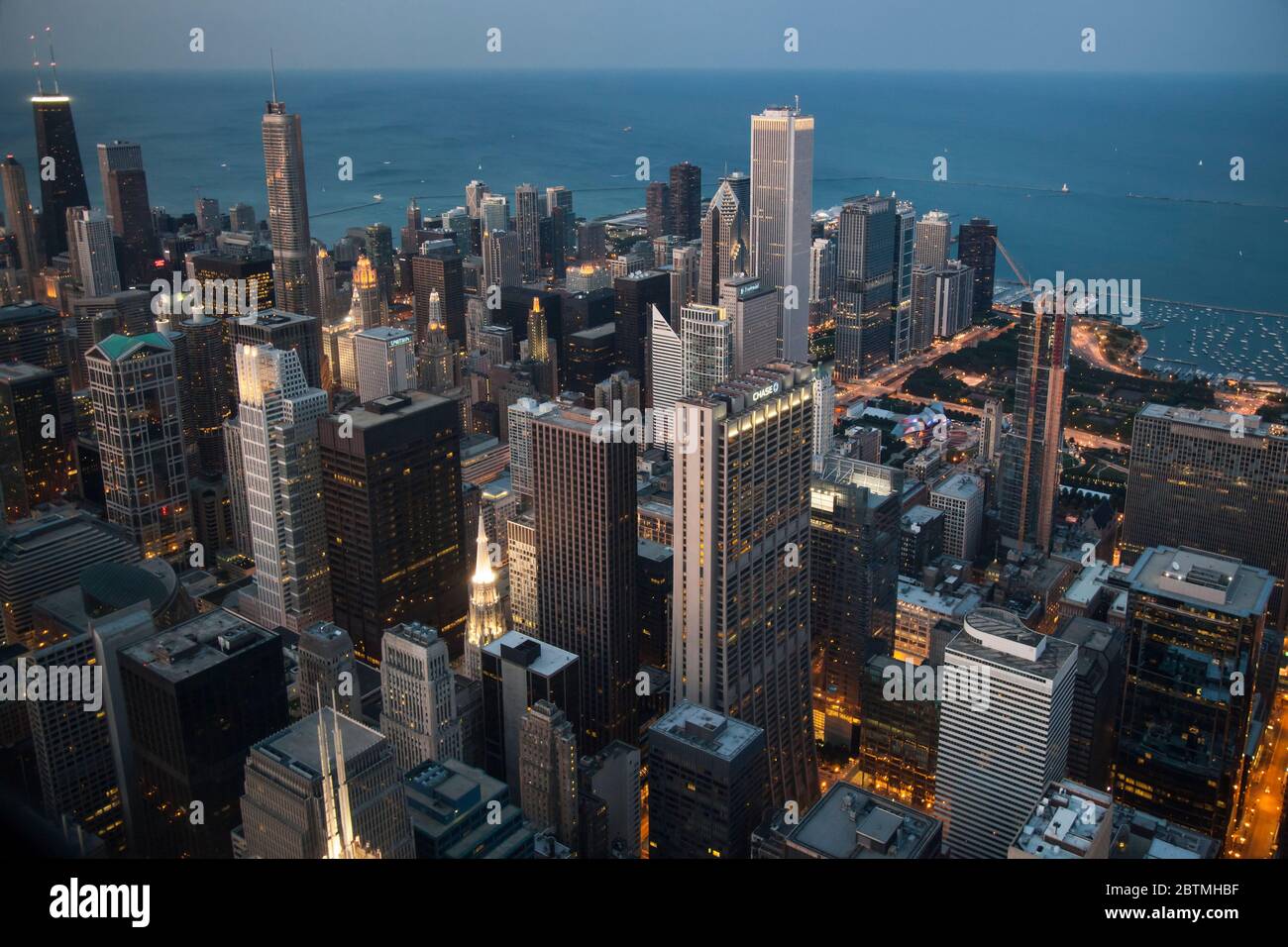 Vista panoramica aerea del tramonto su alcuni dei grattacieli illuminati vicino al lago Michigan, Chicago, Illinois, USA Foto Stock