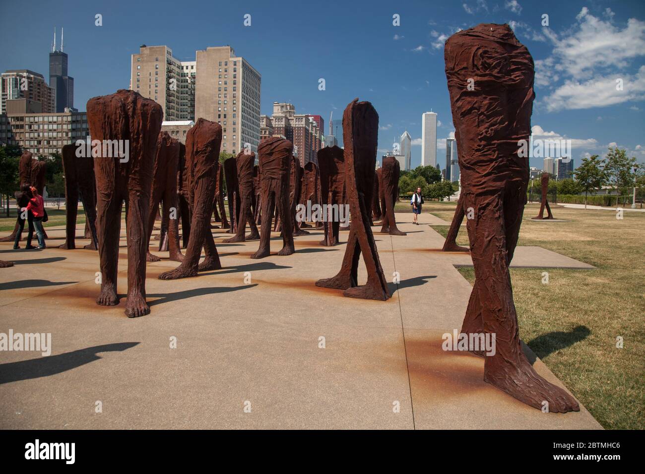 Vista panoramica orizzontale della suggestiva scultura Agora di Magdalena Abakanowicz a Grant Park, Chicago, Illinois, USA Foto Stock
