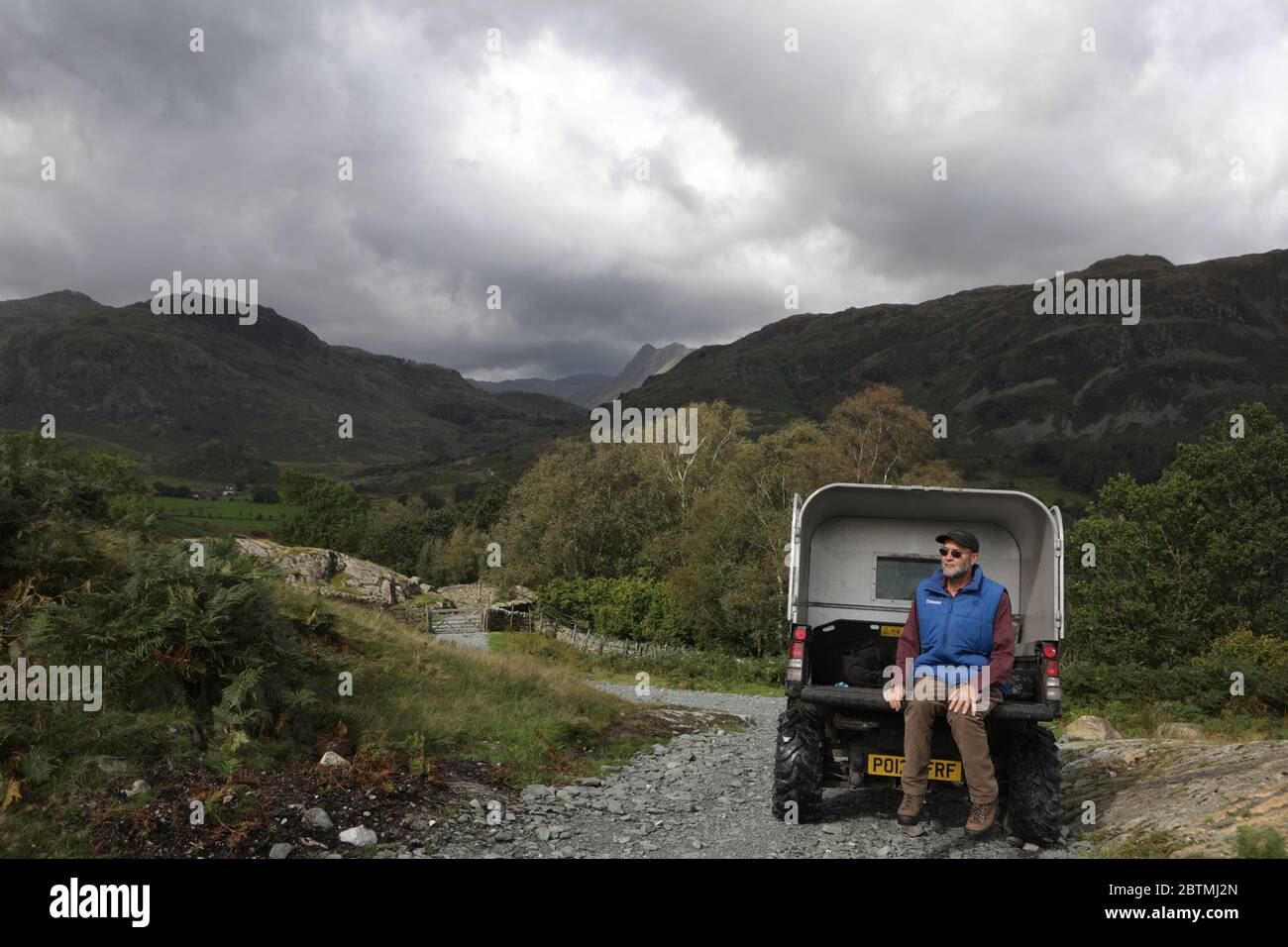 Little Langdale nel lago Distrist, Regno Unito. I residenti locali hanno istituito un gruppo di azione per limitare il numero di veicoli 4x4 e fuoristrada utilizzando le corsie verdi della zona. Dicono che hanno causato danni alla corsia, danni ambientali alla zona e hanno un impatto negativo sulla vita rurale. Richard Bownes un membro di un gruppo che vuole limitare il numero e l'accesso di veicoli fuoristrada a Little Langdale. Richard è sulla High Tilberwaite a Fell Foot Lane (U5001) che il Consiglio locale ha recentemente riparato dopo l'uso pesante da veicoli fuoristrada ha danneggiato la corsia verde rendendo impa Foto Stock