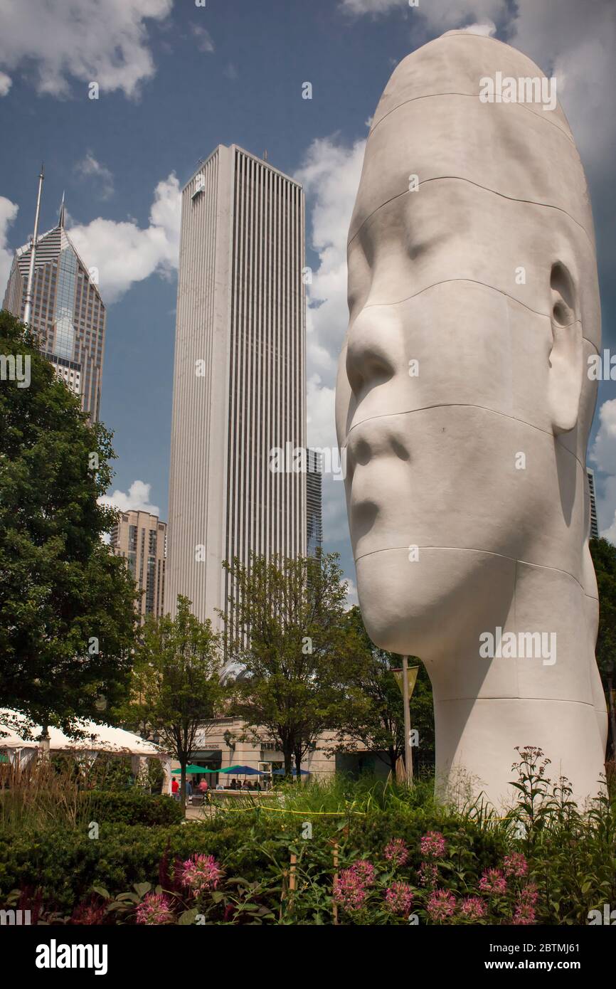 "Guardando nei miei sogni, Awilda", una delle sculture di Jaume Plensa 1004 Ritratti installazione per il Millenium Park 10 ° anniversario, Chicago, USA Foto Stock