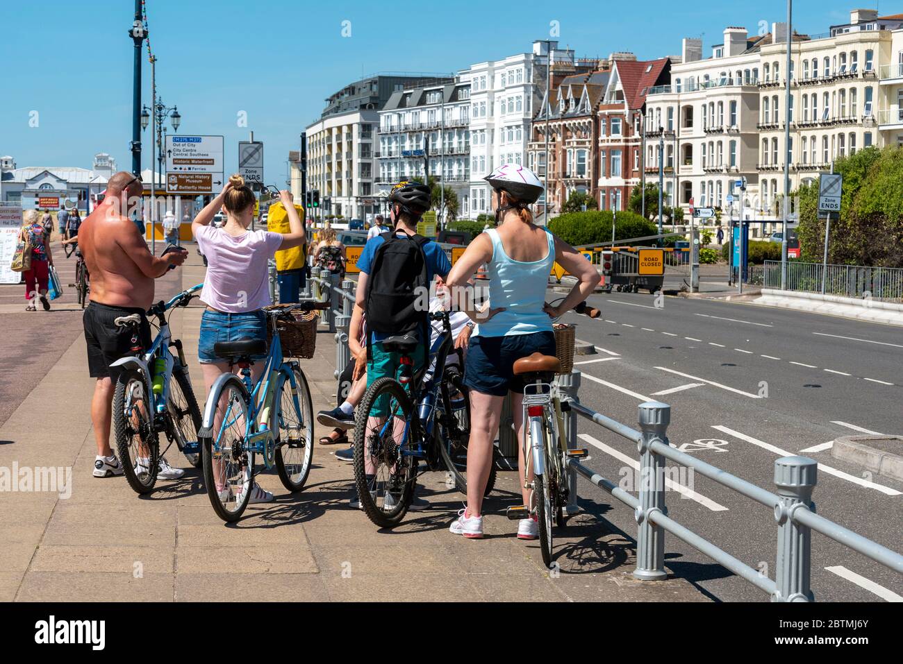 Southsea, Portsmouth, Inghilterra, Regno Unito. 26 maggio 2020. I ciclisti ignorano le linee guida governative sulla distanza sociale non essendo 2 metri di distanza sul seaf Foto Stock