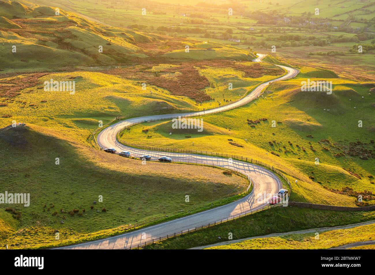 Tramonto luce nel Derbyshire Peak District National Park sulla stretta strada tortuosa da MAM Tor a Edale Derbyshire Inghilterra UK GB Europa Foto Stock