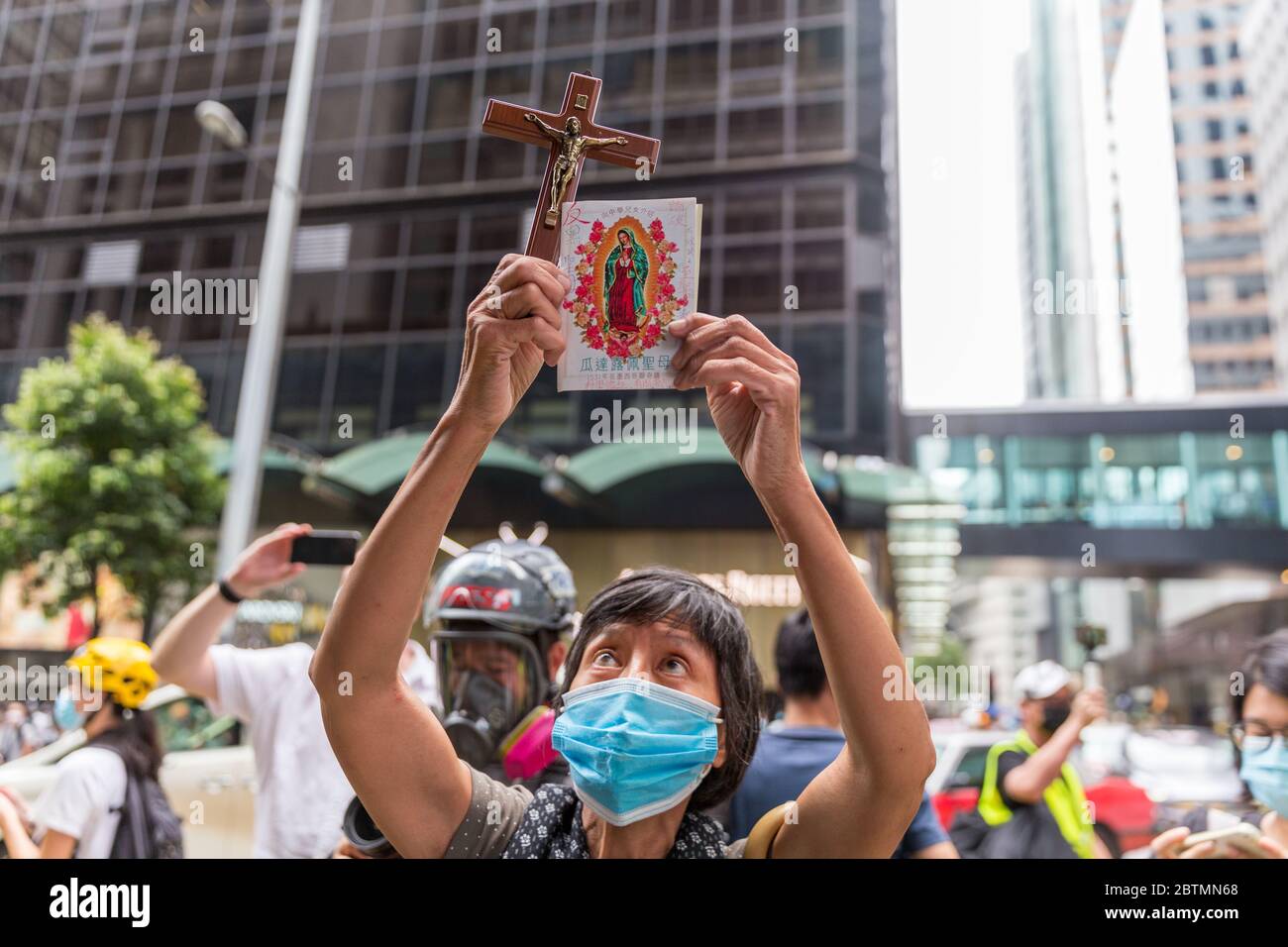 Centro di Hong Kong. 27 maggio 2020 Hong Kong protesta contro la legge anti-inno nazionale. La donna tiene un simbolo religioso. Credit: David ogg / Alamy Live News Foto Stock