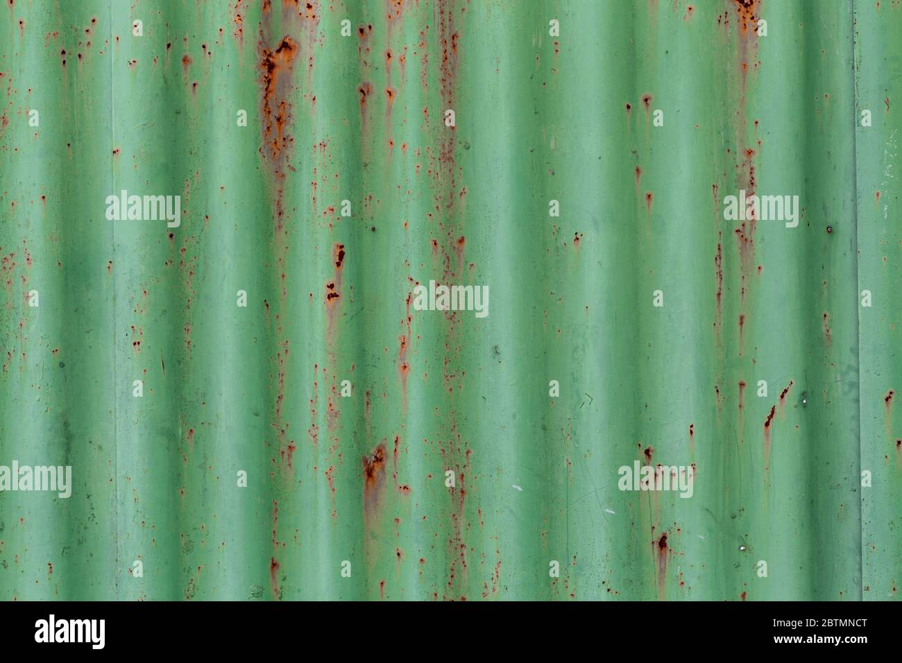 Struttura in metallo corrugato o acciaio inossidabile con tracce di ruggine, colore verde, Abstract sfondo. Foto Stock