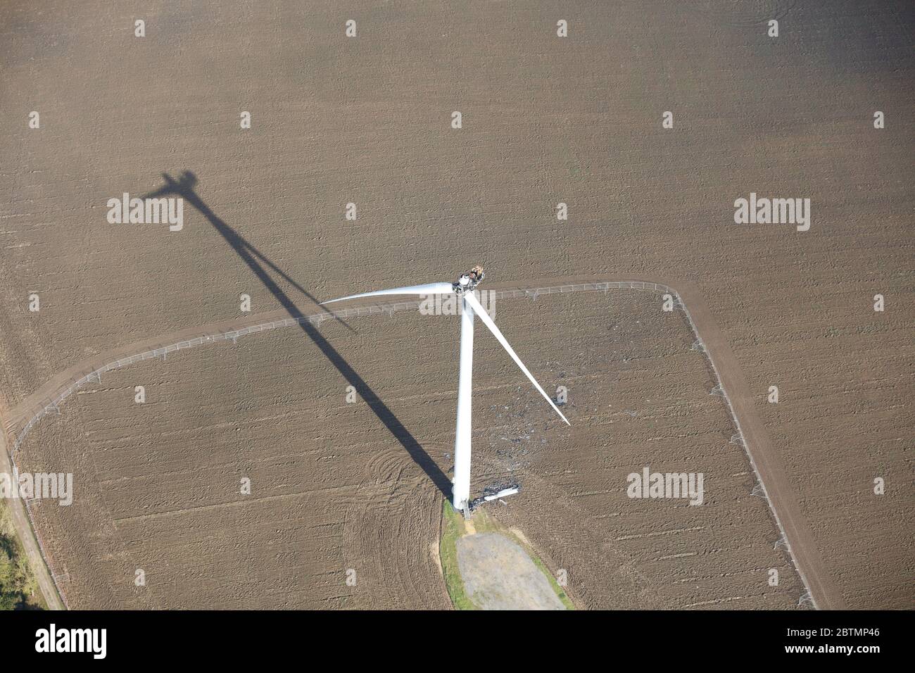 Vista aerea di una turbina eolica danneggiata in Inghilterra, Regno Unito Foto Stock