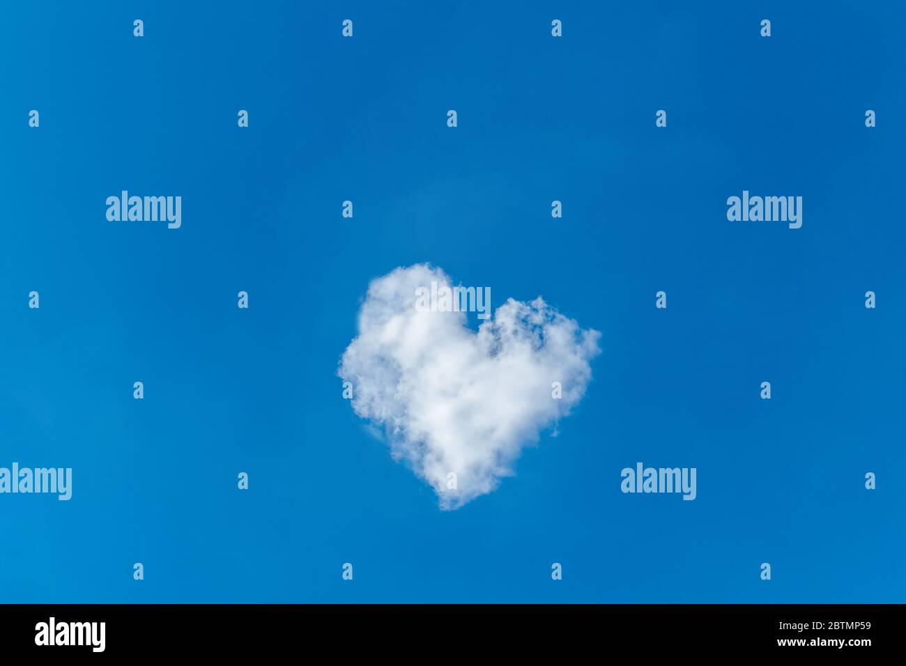 Nube romantica a forma di cuore su un cielo blu. Concetto di amore. Foto Stock