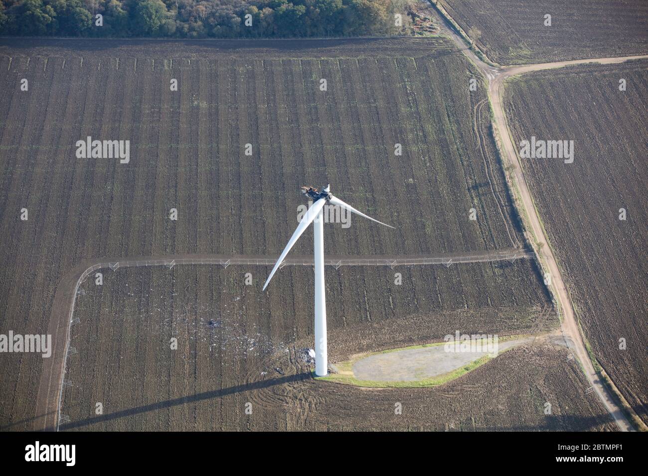 Vista aerea di una turbina eolica danneggiata in Inghilterra, Regno Unito Foto Stock