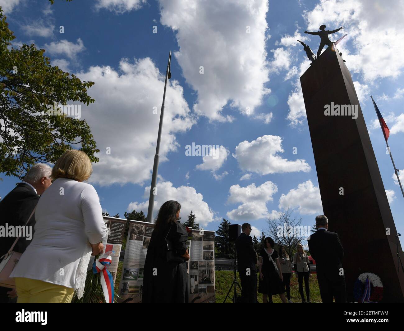 Evento cerimoniale del 78° anniversario dell'operazione Antropoid, in cui i paracadutisti cecoslovacchi hanno sferrato un attacco mortale contro l'alto funzionario nazista Reinhard Heydrich, si è svolto dall'operazione Anthropoid Memorial, angolo di Zenklova e V Holesovickach strade, Praga 8 - Liben, Repubblica Ceca, mercoledì 27 maggio 2020. (Foto CTK/Michal Krumphanzl) Foto Stock