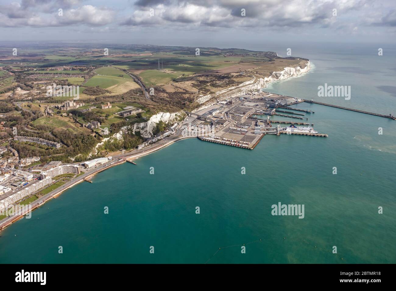 Vista aerea del porto di dover e delle bianche scogliere di dover, Regno Unito Foto Stock