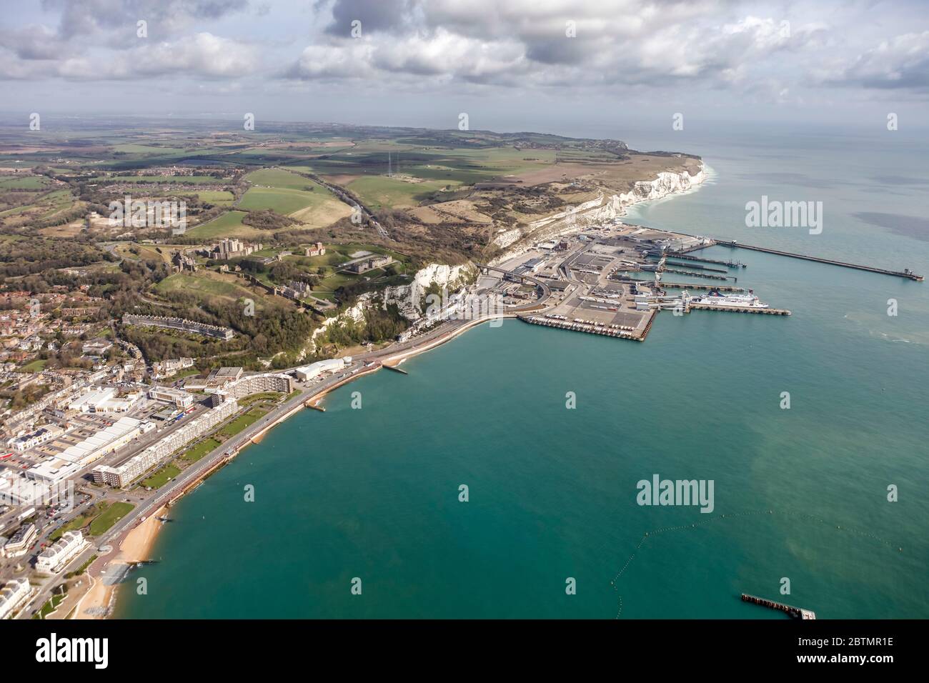 Vista aerea del porto di dover e delle bianche scogliere di dover, Regno Unito Foto Stock