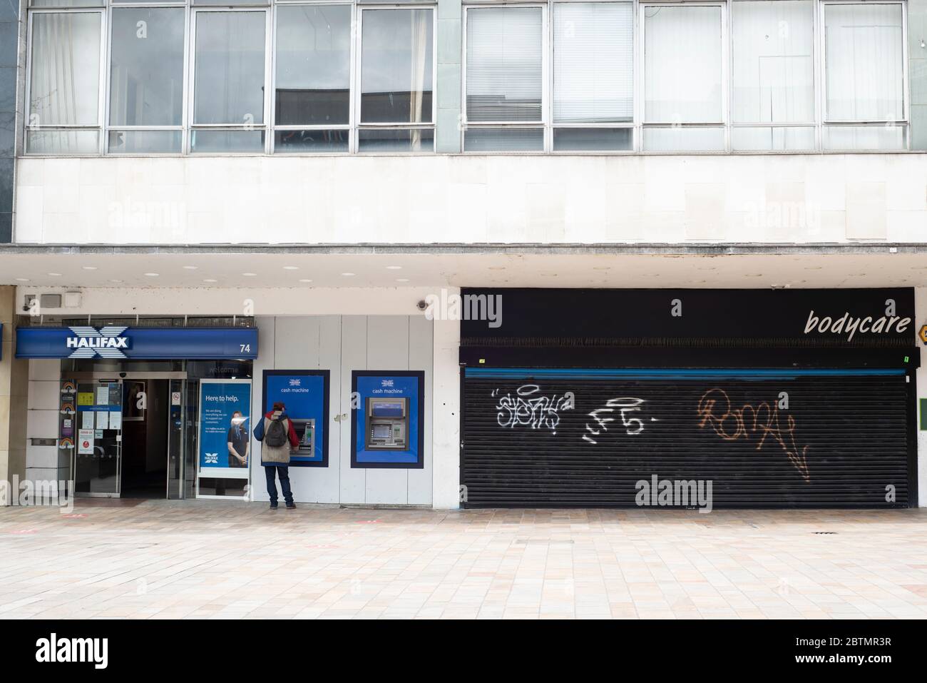 Sheffield UK – Aprile 09 2020: Attività essenziali e non essenziali: La società di costruzione Halifax aperta e Bodycare chiusa durante il coronavirus Co Foto Stock