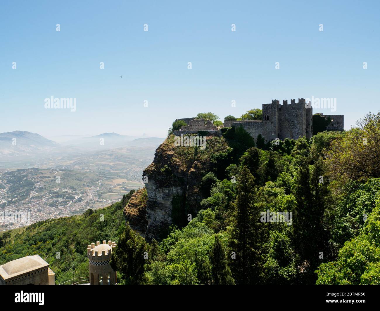 antica fortezza di erice in sicilia che domina il paesaggio siciliano Foto Stock