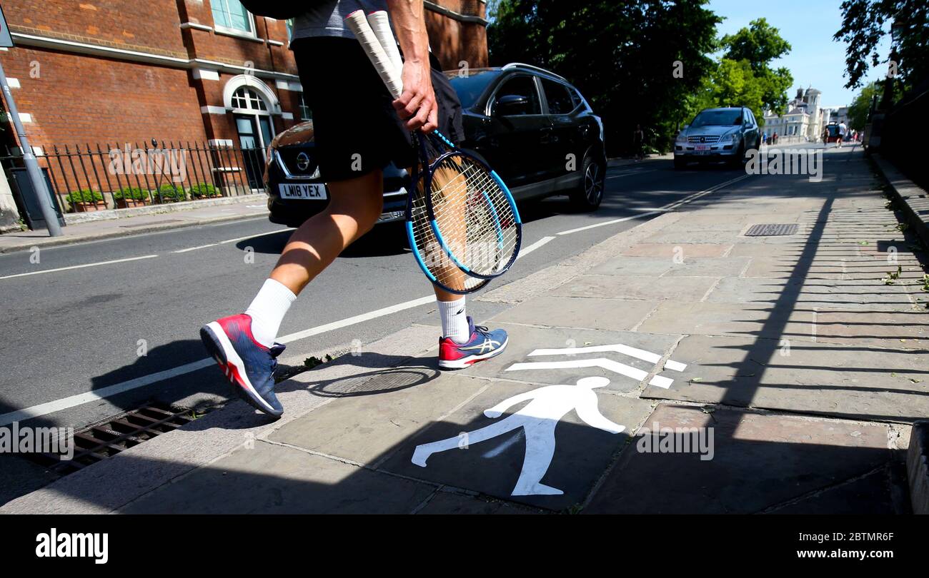 Londra, Regno Unito. 27 Maggio 2020 London Borough of Richmond upon Thames Council Aggiungi una segnaletica temporanea in un punto di incontro sul Richmond Bridge. Hanno reso un modo per i pedoni di aiutare con la distanza sociale. Andrew Fosker / Alamy Live News Foto Stock