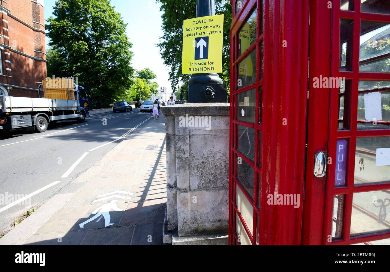 Londra, Regno Unito. 27 Maggio 2020 London Borough of Richmond upon Thames Council Aggiungi una segnaletica temporanea in un punto di incontro sul Richmond Bridge. Hanno reso un modo per i pedoni di aiutare con la distanza sociale. Andrew Fosker / Alamy Live News Foto Stock