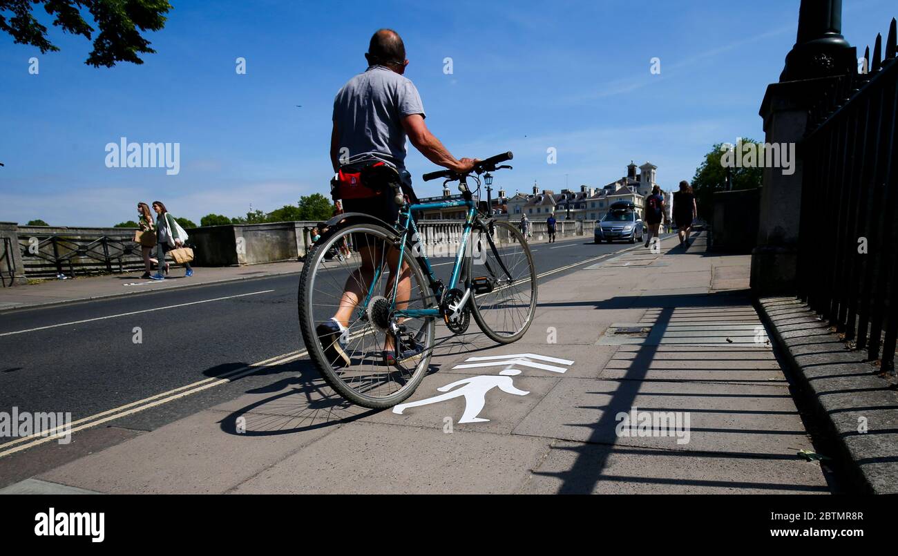 Londra, Regno Unito. 27 Maggio 2020 London Borough of Richmond upon Thames Council Aggiungi una segnaletica temporanea in un punto di incontro sul Richmond Bridge. Hanno reso un modo per i pedoni di aiutare con la distanza sociale. Andrew Fosker / Alamy Live News Foto Stock