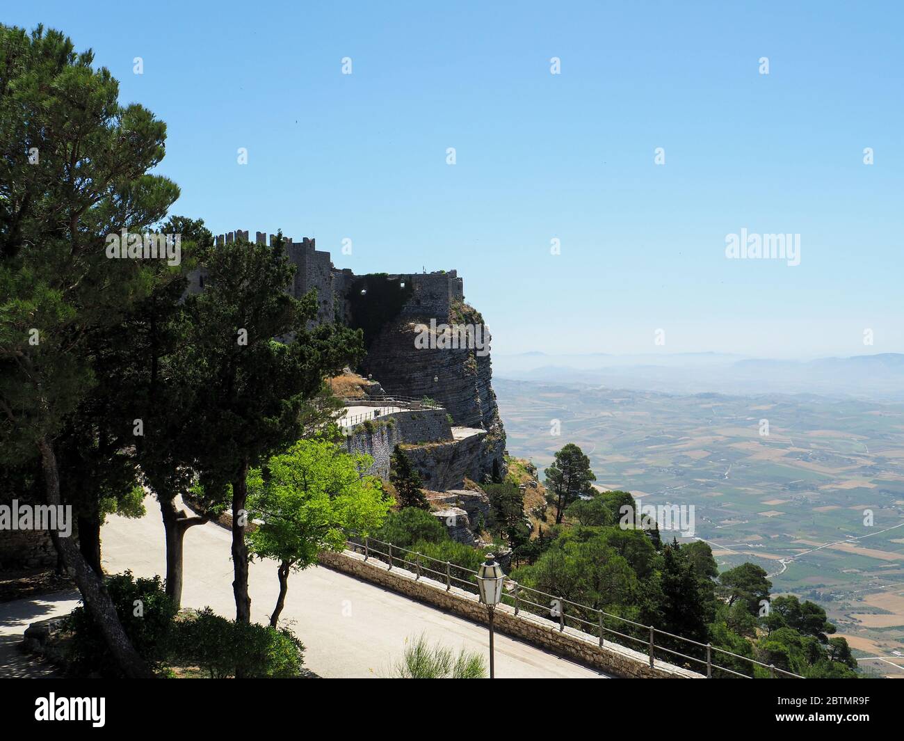 antica fortezza di erice in sicilia che domina il paesaggio siciliano Foto Stock