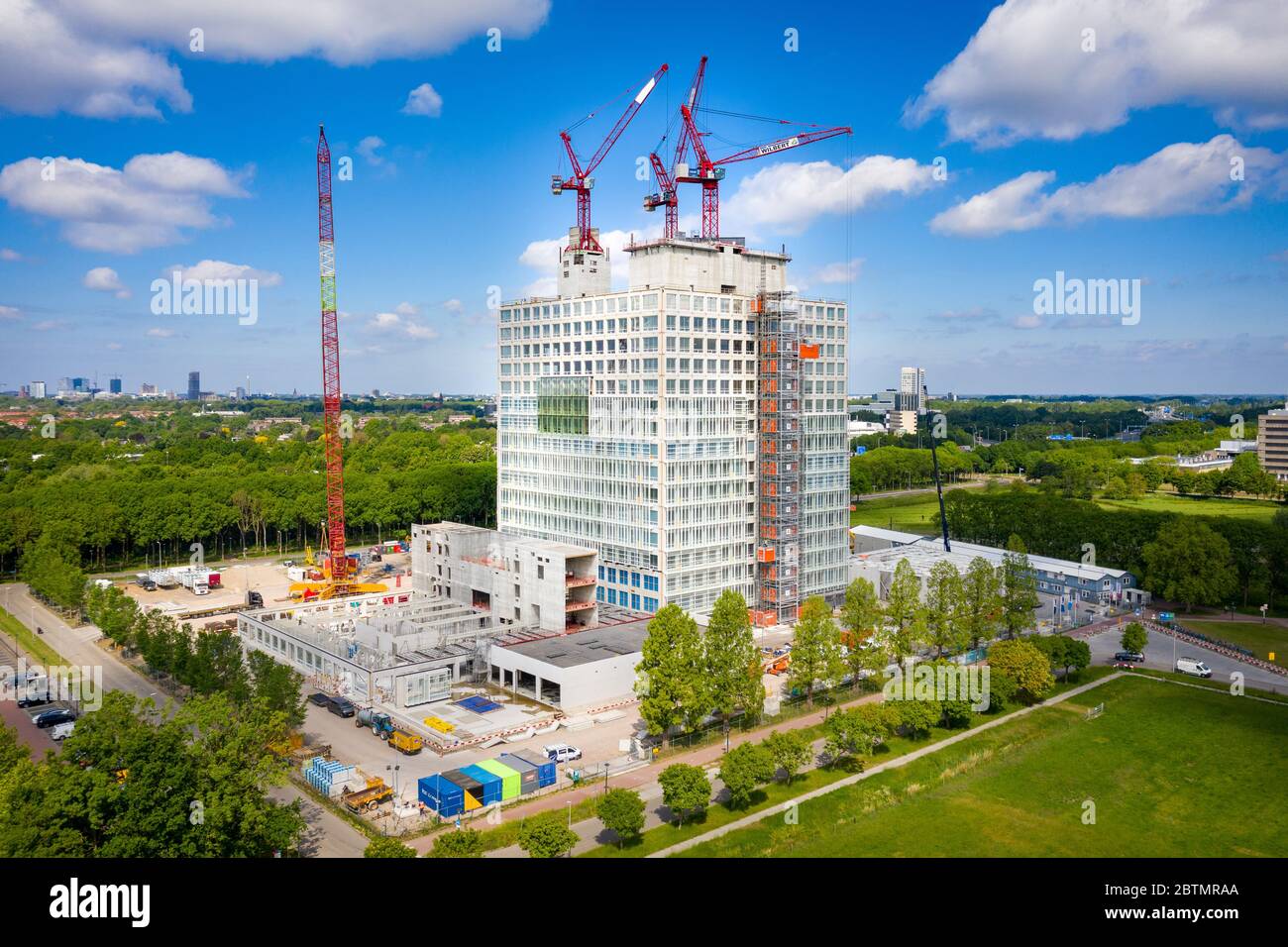 Utrecht, Utrecht / Paesi Bassi - 27 maggio 2020: Vista aerea del nuovo edificio RIVM & CBG sull'Uithof Foto Stock