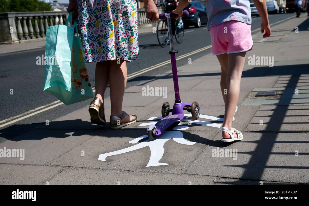 Londra, Regno Unito. 27 Maggio 2020 London Borough of Richmond upon Thames Council Aggiungi una segnaletica temporanea in un punto di incontro sul Richmond Bridge. Hanno reso un modo per i pedoni di aiutare con la distanza sociale. Andrew Fosker / Alamy Live News Foto Stock