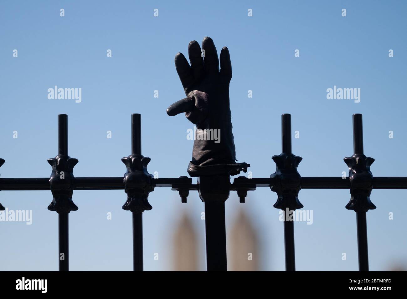 Un guanto solato appollaiato su una recinzione sul lato est di Central Park, New York City Foto Stock