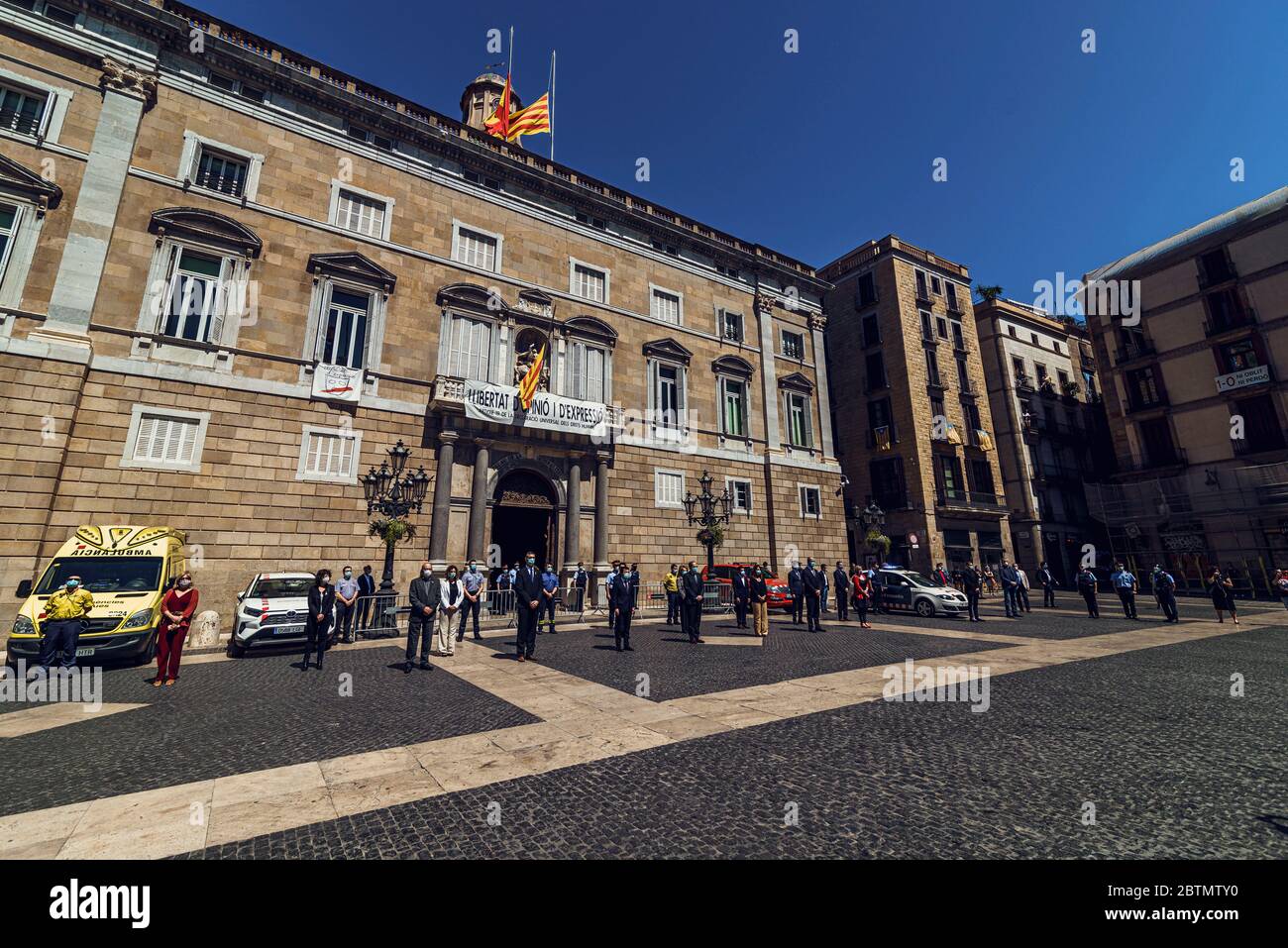 Barcellona, Spagna. 27 maggio 2020. Il presidente del governo catalano, QUIM TORRA, E i membri del governo partecipano ad un minuto di silenzio davanti alla Generalidad, mentre la Spagna entra in un periodo senza precedenti di 10 giorni di lutto nazionale per le oltre 27,000 vittime dell'epidemia di coronavirus, il periodo di lutto più lungo della storia democratica del paese. Credit: Attias Oesterle/Alamy Live News Foto Stock