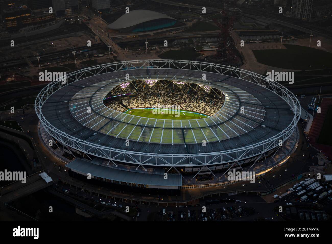 Vista aerea del London Bridge Stadium, Londra UK al Dusk Foto Stock