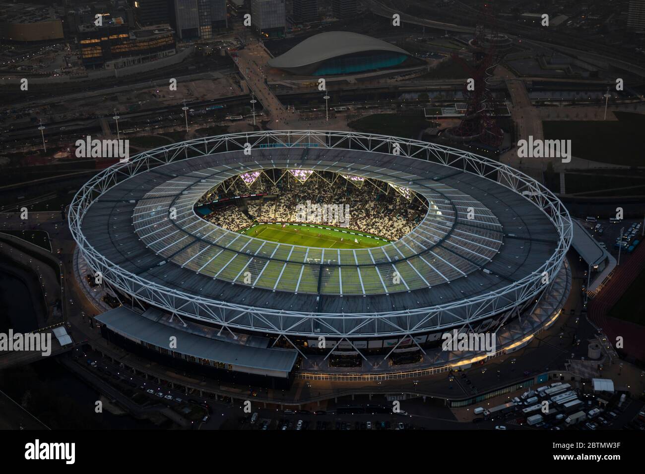 Vista aerea del London Bridge Stadium, Londra UK al Dusk Foto Stock